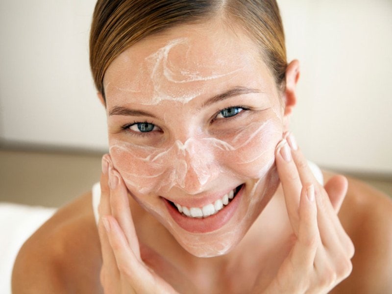 Lady moisturizing face