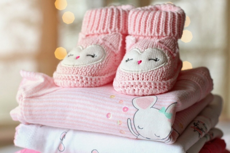 A set of clothes for the infant